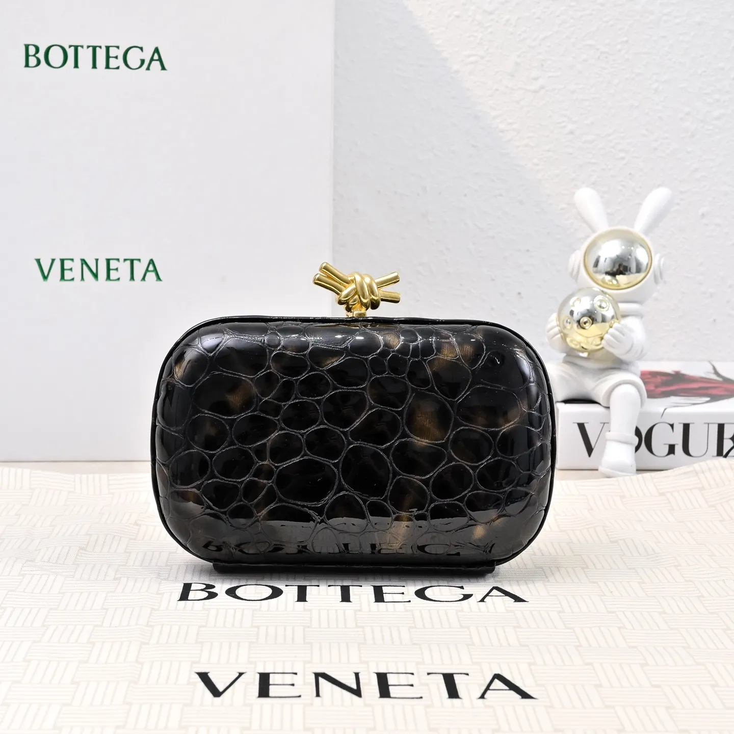 Batch 1560 #BV Knot pearlescent crocodile pattern evening bag series 🐊 Each bag reveals exquisiteness and elegance. It is made of crocodile leather with knot buckle. The leather feels super good and is unforgettable. 🐊 Crocodile pattern is a classic among classics. It looks high-end whenever you take it out ⭐️ The design is small and exquisite, low-key without logo, elegant and generous. Holding it in your hand or hanging it on your wrist will make you look more elegant and charming [Fireworks] Model: 717622 Size: 20x12x5.5